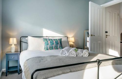 Belfast House | Pass the Keys Belmont Bolthole 2 Bed Bars and Eateries Abound