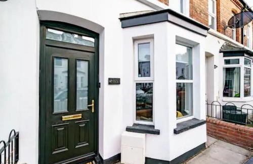 Belfast House | Pass the Keys Belmont Bolthole 2 Bed Bars and Eateries Abound