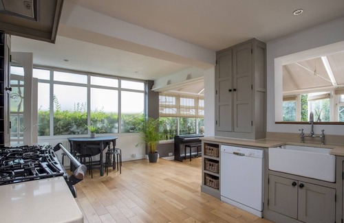 Fifield House | Pass the Keys | Brambles Spacious Home Sleeps 8 Legoland Windsor in 5mins