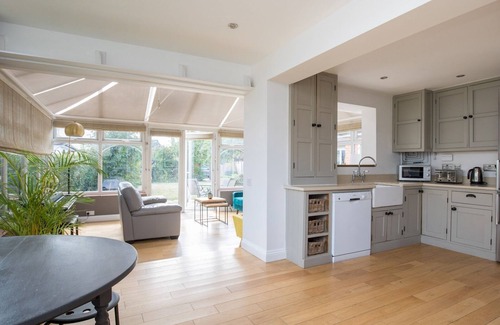 Fifield House | Pass the Keys | Brambles Spacious Home Sleeps 8 Legoland Windsor in 5mins