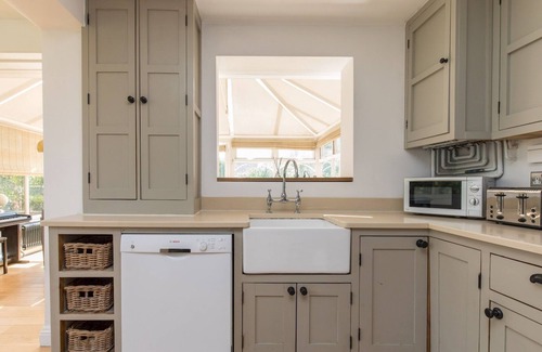 Fifield House | Pass the Keys | Brambles Spacious Home Sleeps 8 Legoland Windsor in 5mins