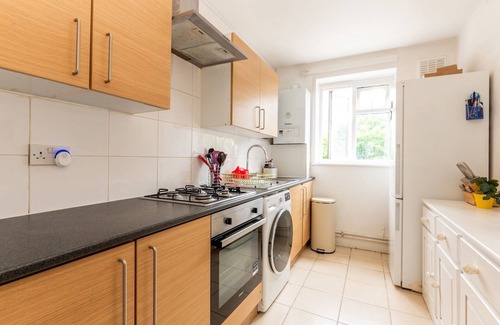 Woolwich Riverside Apartment | Pass the Keys | Bright 2-bed Flat by Thames & Fast London Access
