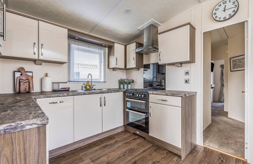 Chichester House | Pass the Keys | Charming Chalet at Lakeside Park