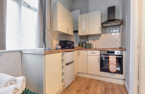 Wolverhampton Apartment | Pass the Keys | Cosy Studio With Private Parking