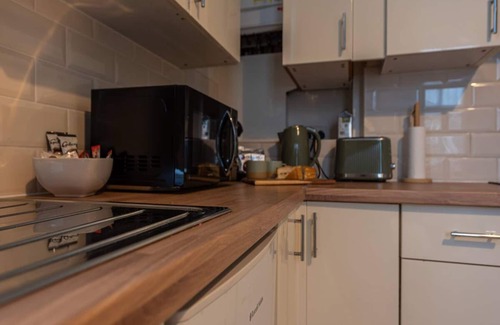 Wolverhampton Apartment | Pass the Keys | Cosy Studio With Private Parking