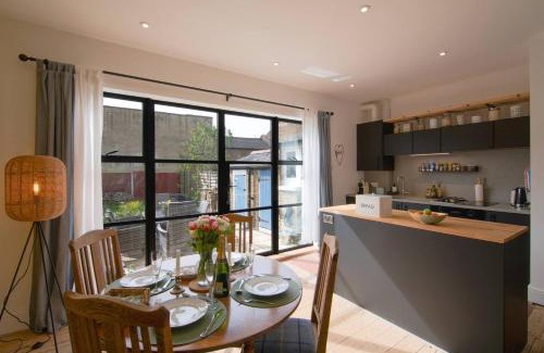 Southend-on-Sea House | Pass the Keys Cosy Stylish house near Southend