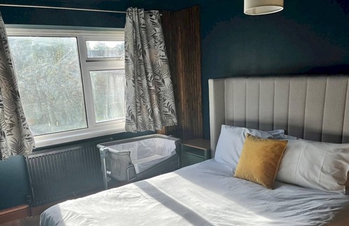 Hatfield House | Pass the Keys | Cosy Family Home in Hatfield with Parking Sleeps 5