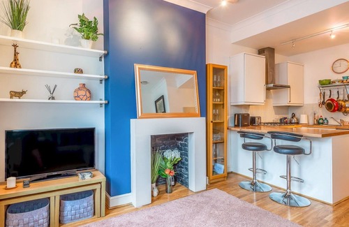 Balham Apartment | Pass the Keys | Cozy Balcony Flat 1-Min to Balham Tube