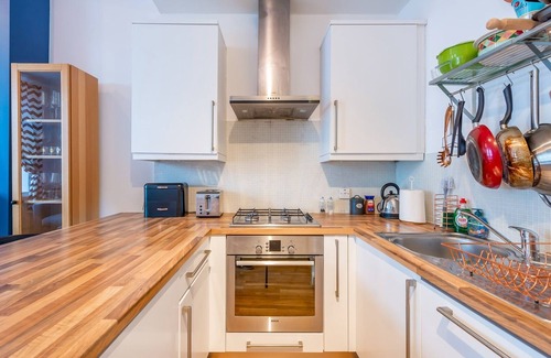 Balham Apartment | Pass the Keys | Cozy Balcony Flat 1-Min to Balham Tube