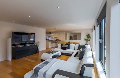 Birmingham City Centre Ski Chalet | Pass the Keys | Executive Penthouse | 2 Bed | Jewellery Quarter!