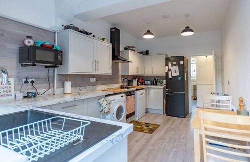 Southend-on-Sea House | Pass the Keys |Large 4 bedroom house near Southend
