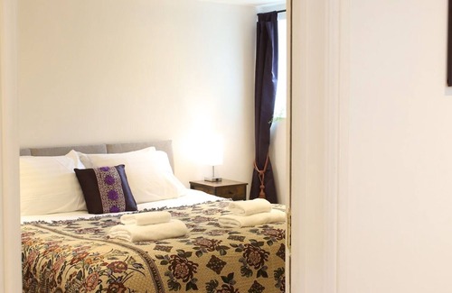Llandovery Apartment | Pass the Keys | Heart of Llandovery Large 4BR Apartment For 9