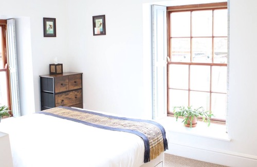 Llandovery Apartment | Pass the Keys | Heart of Llandovery Large 4BR Apartment For 9