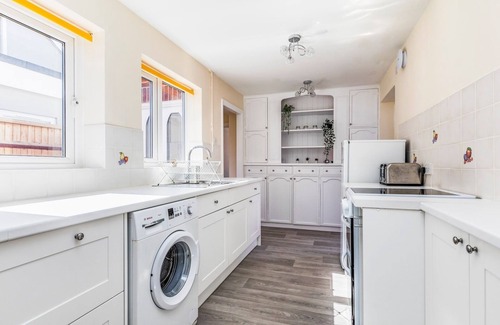 Chichester Apartment | Pass The Keys | Lovely Ground Floor Flat With Large Garden