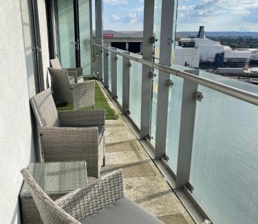 North West Apartment | Pass the Keys Lovely 2-bed Glasgow Harbour with Parking and Views