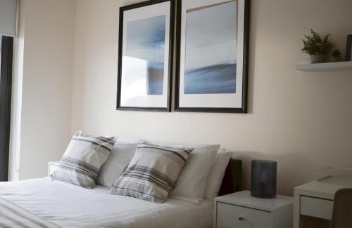 North West Apartment | Pass the Keys Lovely 2-bed Glasgow Harbour with Parking and Views