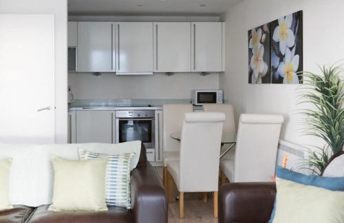 North West Apartment | Pass the Keys Lovely 2-bed Glasgow Harbour with Parking and Views