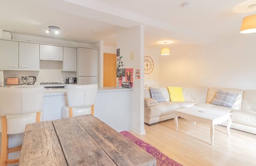 Edinburgh Apartment | Pass the Keys | Lovely 2Bedroom flat with balcony!