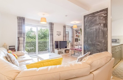 Edinburgh Apartment | Pass the Keys | Lovely 2Bedroom flat with balcony!