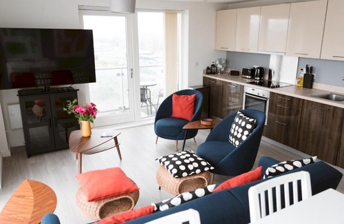 North West Apartment | Pass the Keys Lovely New 1-bedroom Glasgow Harbour River View