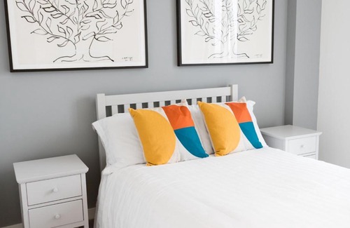 North West Apartment | Pass the Keys Lovely New 1-bedroom Glasgow Harbour River View