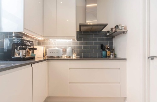 Hampton North Apartment | Pass the Keys | Luxurious Flat with Large Private Terrace