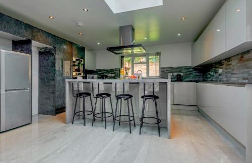 Wolverhampton House | Pass the Keys Modern Home Three Bedrooms Nr Molineux Stadium