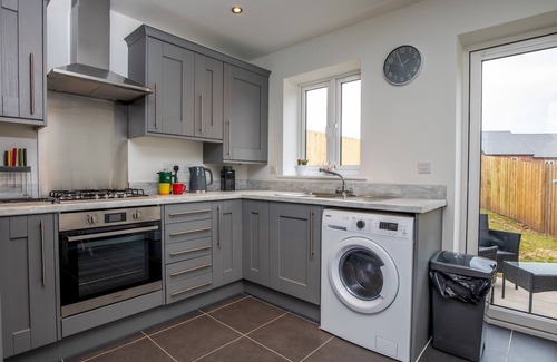 Ludwel House | Pass the Keys | Modern 2 bedroom home close to town with parking
