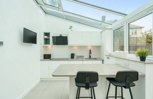 Oxford House | Pass the Keys | Modern 4 Bed inc. Garden Room & Parking - Oxford