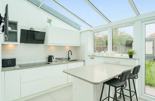 Oxford House | Pass the Keys | Modern 4 Bed inc. Garden Room & Parking - Oxford