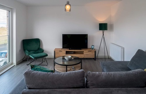 Newhaven Apartment | Pass the Keys | Modern 3Bed Flat with Free Parking and Stunning Views