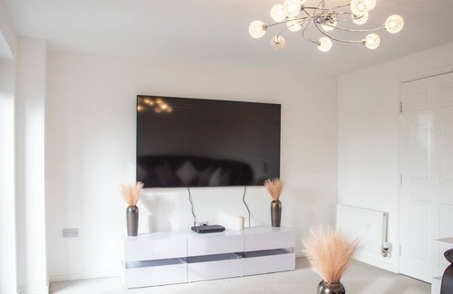 Maidstone House | Pass the Keys | Modern and Luxurious House for 5