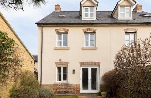 Winchcombe House | Pass the Keys Modern stylish family home private garden