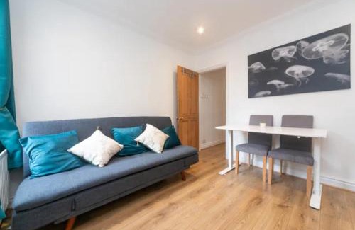 Surbiton House | Pass the Keys Modernised family-friendly cottage