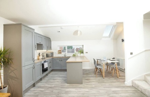 Lincoln House | Pass the Keys | Motherby 6 · Town House with Free Parking