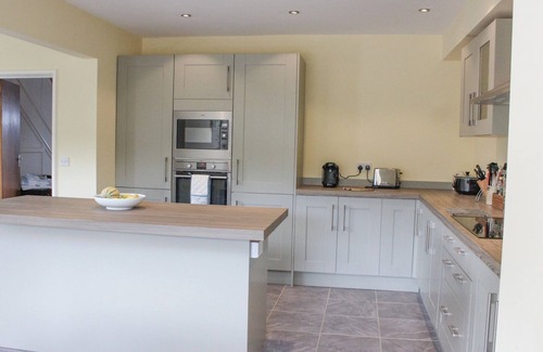 Pentrefelin House | Pass the Keys | Spacious family home close to Llandeilo
