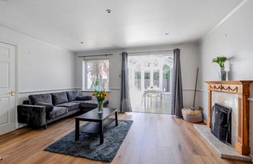 Walton-on-Thames House | Pass the Keys Spacious 3BR Home wFree Parking