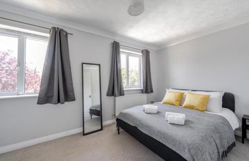 Walton-on-Thames House | Pass the Keys Spacious 3BR Home wFree Parking
