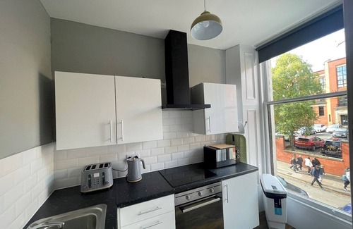 Glasgow Westend Apartment | Pass the Keys | Spacious Hillhead Haven