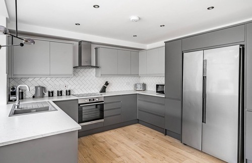 Iffley House | Pass the Keys | Stunning Modern 4 Bed with Parking and Garden