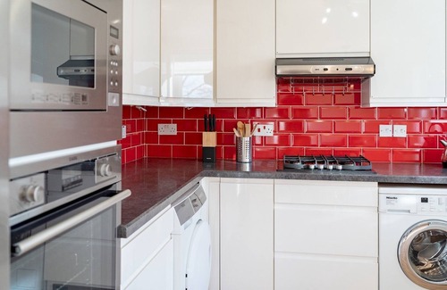 Borehamwood House | Pass the Keys | Stylish 4 Bedroom Home with Parking in Borehamwood