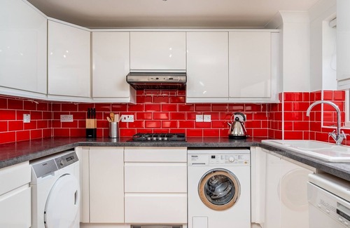 Borehamwood House | Pass the Keys | Stylish 4 Bedroom Home with Parking in Borehamwood