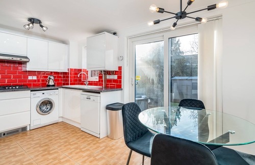 Borehamwood House | Pass the Keys | Stylish 4 Bedroom Home with Parking in Borehamwood
