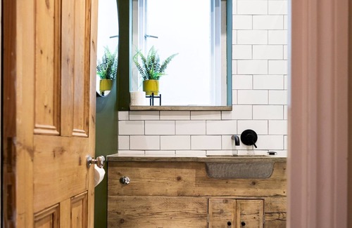 Brownswood Apartment | Pass the Keys | Stylish cosy 2bed near Finsbury Park w balcony