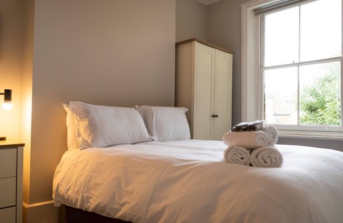 Brownswood Apartment | Pass the Keys | Stylish cosy 2bed near Finsbury Park w balcony