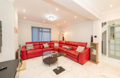 Reading House | Pass the Keys Stylish HouseSmart FeaturesJacuzziLarge Garden