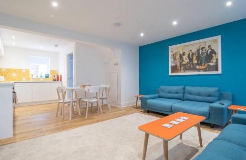 Kelvinbridge House | Pass the Keys Stylish West End Detached Mews