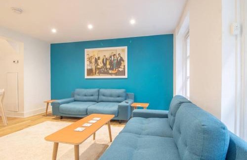 Kelvinbridge House | Pass the Keys Stylish West End Detached Mews