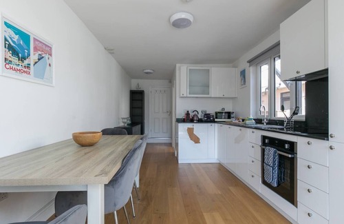 Sunninghill Apartment | Pass the Keys | Super Chic Apartment in Beautiful Sunninghill