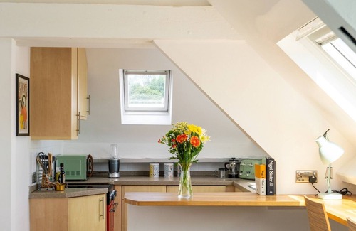 Avening Apartment | Pass the Keys | Tranquil & cosy apartment in centre of Avening